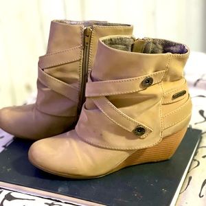 nothings is really wrong with them just at the bottom it’s a little bit broken